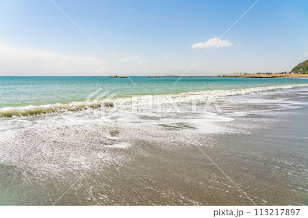 【神奈川県】薄らと富士山が見える葉山の海岸 113217897