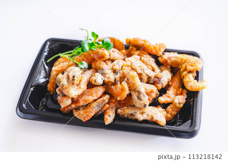 食品トレーに入った甘えびの唐揚げ 113218142