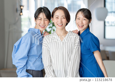笑顔の女性3人 113218678