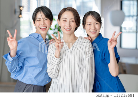 ピースサインをする女性3人 ピースサインをする女性3人 113218681