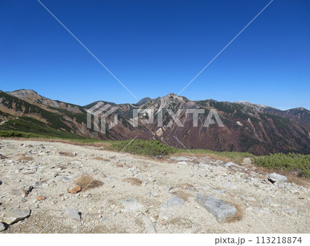 晩秋の北アルプス(双六小屋へ向かう登山道から見える鷲羽岳) 113218874