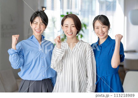 笑顔の女性3人 113218989