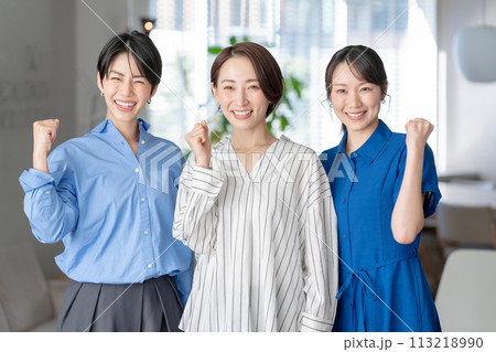 笑顔の女性3人 113218990