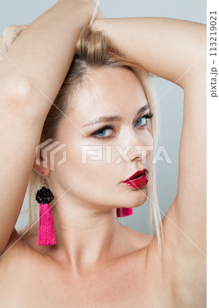 Pretty fashion female model with long blonde hairstyle and shiny fresh skin  113219021