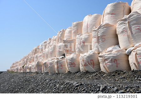 大量に積んである土嚢 大量に積んである土嚢 113219301
