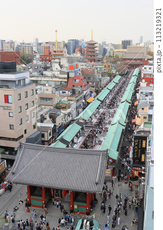 浅草　浅草寺の仲見世通り　観光客で込み合う仲見世 113219321