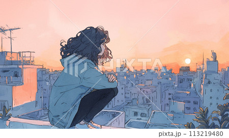 屋上にしゃがんで都会を眺める女性 113219480