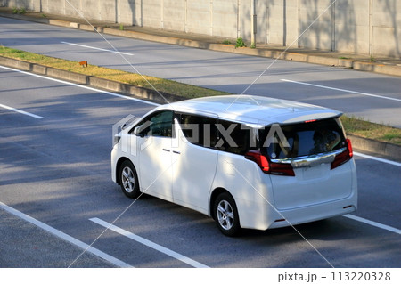 白いミニバン 113220328