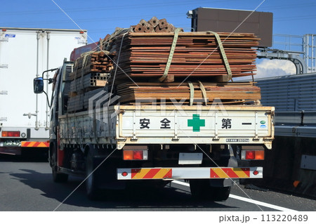型枠材を運搬するトラック 113220489