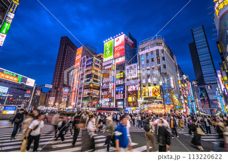 日本の東京都市景観 インバウンド…まるで外国…外国人観光客ばかりで大賑わいの歌舞伎町=3月31日 日本の東京都市景観 インバウンド…まるで外国…外国人観光客ばかりで大賑わいの歌舞伎町=3月31日 113220622