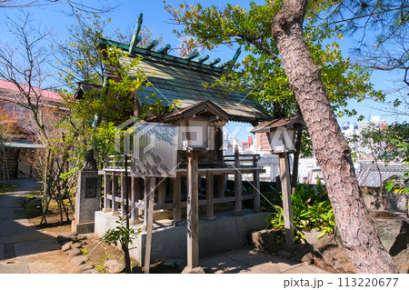 東京都新宿区 須賀神社の境内社 祖霊社 113220677