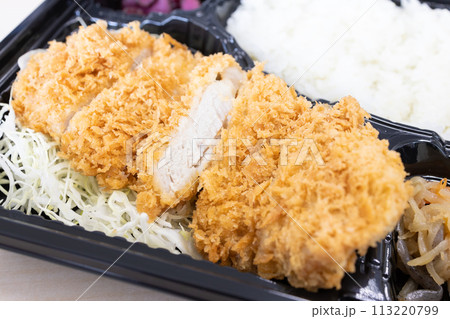 おいしい豚ロース肉のとんかつ弁当 113220799