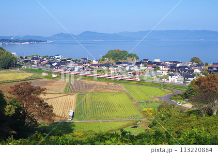 381系自然振子式電車の特急やくも号が走る中海沿線の風景 113220884
