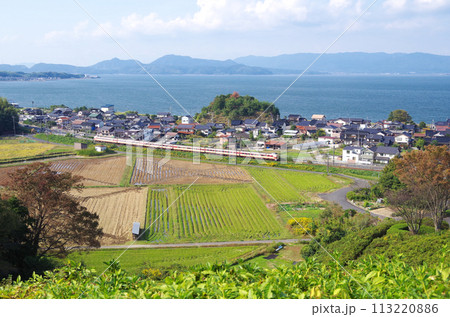 復刻版の国鉄色381系やくもが走る中海沿岸を古代出雲王陵の丘公園から眺めた秋の風景 復刻版の国鉄色381系やくもが走る中海沿岸を古代出雲王陵の丘公園から眺めた秋の風景 113220886