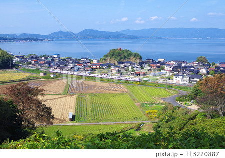 パノラマ編成で復刻版の381系スーパーやくもが走る中海沿岸を古代出雲王陵の丘公園から眺めた秋の風景 113220887