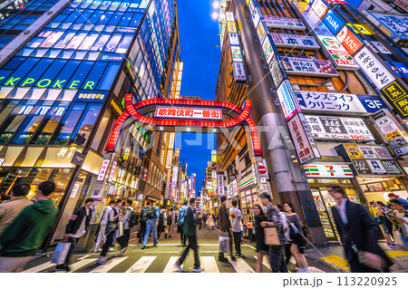 日本の東京都市景観 インバウンド…まるで外国…外国人観光客ばかりで大賑わいの歌舞伎町＝3月31日 113220925