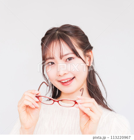 眼科 で 若い 女性 が 視力検査 のために メガネ を外す 【 レーシック の イメージ 】 113220967