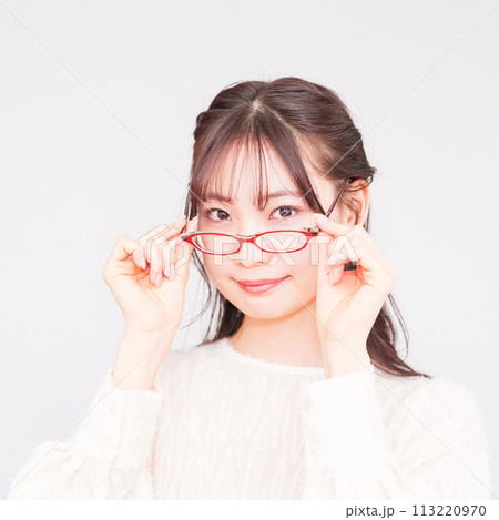 眼科 で 若い 女性 が 視力検査 のために メガネ を外す 【 レーシック の イメージ 】 眼科 で 若い 女性 が 視力検査 のために メガネ を外す 【 レーシック の イメージ 】 113220970