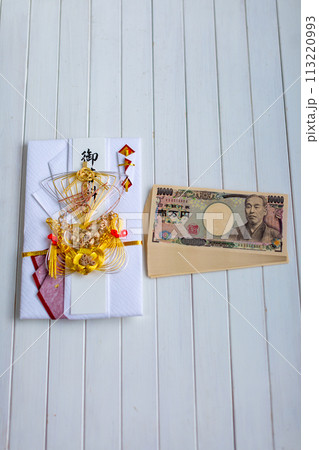 結納金　一万円札の束 113220993