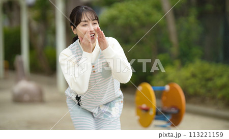 公園で園児を見守る保育士 公園で園児を見守る保育士 113221159