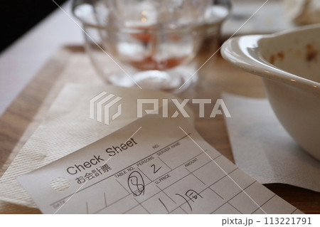 飲食店での食後風景 お会計票 飲食店での食後風景 お会計票 113221791