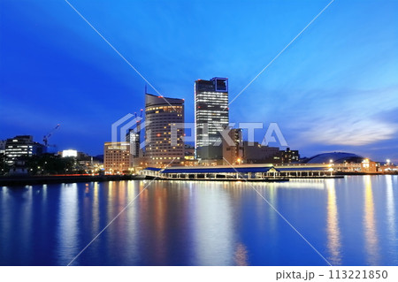 【香川県】高松港から見たサンポート高松の夕景（高松シンボルタワー） 113221850