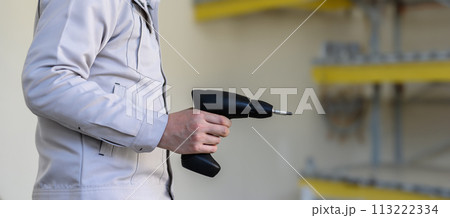 建築関連の業者が仕事をしているシーン 113222334