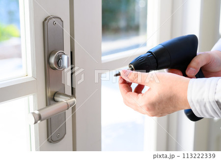 建築関連の業者が仕事をしているシーン 113222339