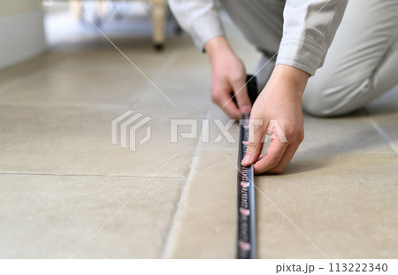 建築関連の業者が仕事をしているシーン 建築関連の業者が仕事をしているシーン 113222340