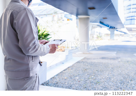 建築関連の業者が仕事をしているシーン 113222347