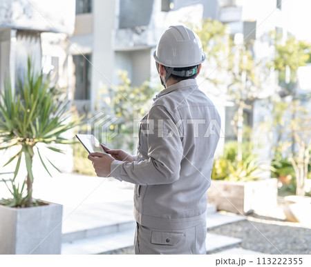 建築関連の業者が仕事をしているシーン 建築関連の業者が仕事をしているシーン 113222355