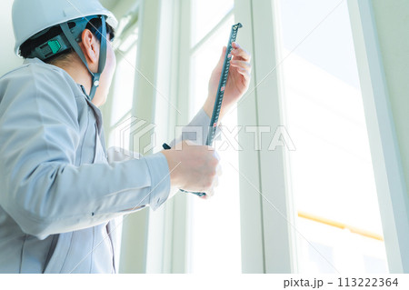 建築関連の業者が仕事をしているシーン 113222364