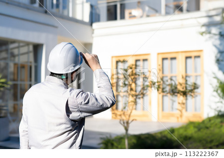 建築関連の業者が仕事をしているシーン 建築関連の業者が仕事をしているシーン 113222367