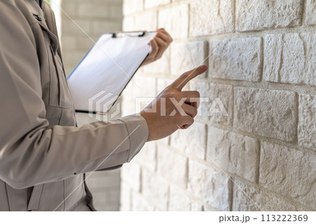 モルタル造形のレンガ調の壁面 白色 モルタル造形のレンガ調の壁面 白色 113222369