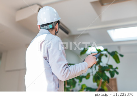 建築関連の業者が仕事をしているシーン 113222370