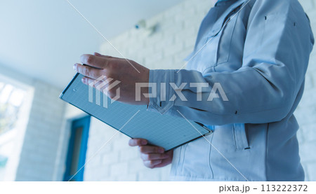 建築関連の業者が仕事をしているシーン 113222372