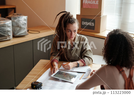 Discussing online data or sketch Discussing online data or sketch 113223000