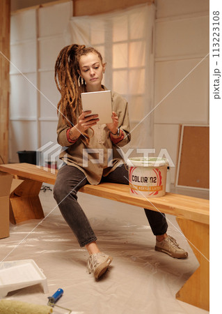 Scrolling through online information 113223108