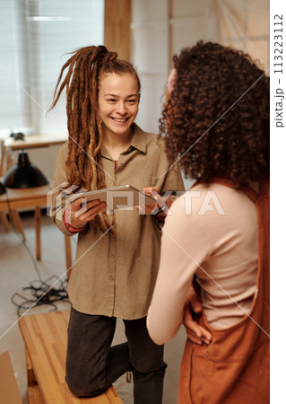 Young colleagues having discussion 113223112