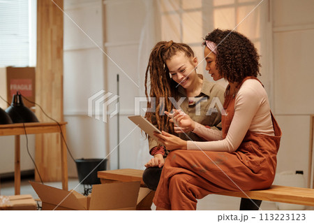 Owners of cafe discussing online data Owners of cafe discussing online data 113223123