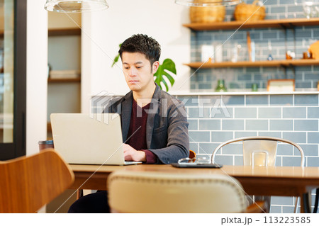 カフェで仕事をする男性 カフェで仕事をする男性 113223585