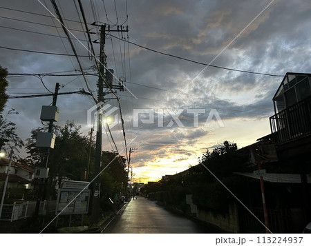 10月中旬、夕方17:30の曇りの日の町中の夕焼けの風景です。 10月中旬、夕方17:30の曇りの日の町中の夕焼けの風景です。 113224937