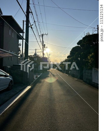 10月中旬、夕方4時頃の町の道の先に見える青空と夕焼けの風景です。 10月中旬、夕方4時頃の町の道の先に見える青空と夕焼けの風景です。 113225134