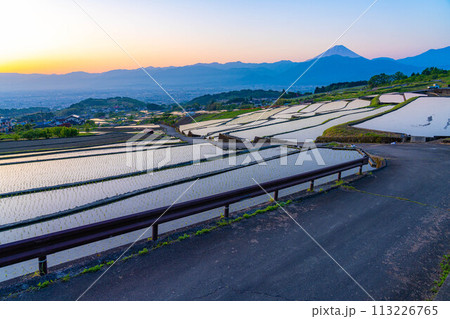 【初夏素材】夜明けの中野の棚田【山梨県】 【初夏素材】夜明けの中野の棚田【山梨県】 113226765