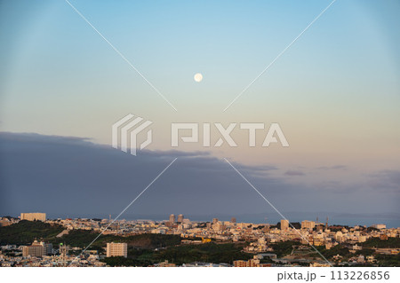 立待月の見える朝の風景 立待月の見える朝の風景 113226856