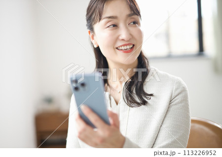 スマホを見るビジネスウーマン  113226952