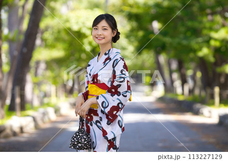 浴衣の若い女性 浴衣の若い女性 113227129