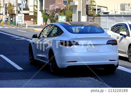 白いスポーツカー 白いスポーツカー 113228189