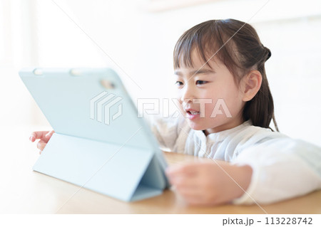 リビングでタブレットを使う女の子 113228742