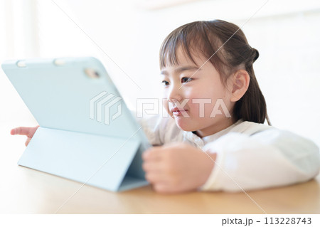 リビングでタブレットを使う女の子 113228743